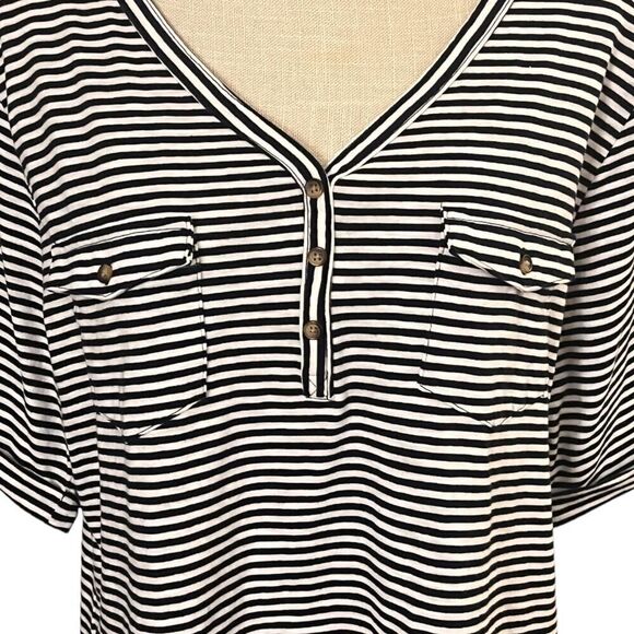 XL Croft & Barrow, 2 Pocket V Neck Tee w/ Roll Tab Sleeves, Navy Blue Striped - Picture 3 of 5